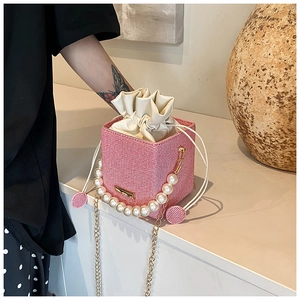 Sac seau tissé rose avec poignée en perles, chaîne dorée et doublure à cordon de serrage