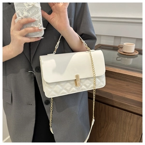 Detailansicht der weißen Ledertasche mit eleganter Rautensteppung und goldenen Metallakzenten