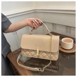 Details der beigen Umhängetasche mit Steppnaht und goldener Metallkette für Damen