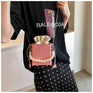 Sac seau tissé rose avec élégante poignée en perles et bandoulière chaîne dorée