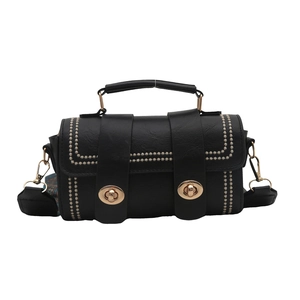 Sac à main vintage noir avec surpiqûres blanches et fermoir doré sur fond blanc