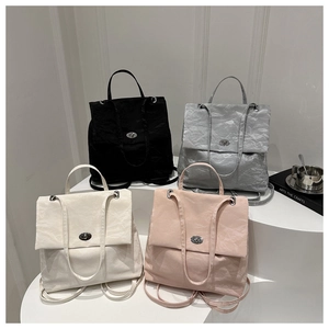 Détail de quatre grands sacs à dos en plusieurs couleurs avec texture froissée