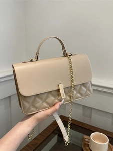 Beige Stepptasche mit goldener Kette und elegantem minimalistischem Klappendesign