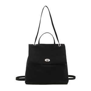 Sac à main noir minimaliste avec fermoir pivotant argenté et poignée sur fond blanc