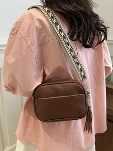 Borsa a tracolla marrone motivo litchi con tracolla intrecciata geometrica alla moda