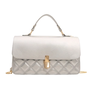 Schicke silberne Stepptasche mit goldenem Schloss und Kettenriemen für Damen