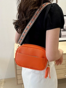 Borsa a tracolla arancione brillante con ampia tracolla etnica e ciondolo a nappe