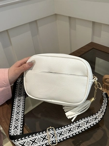 Borsa a tracolla in pelle bianca martellata con cinturino ricamato e nappa