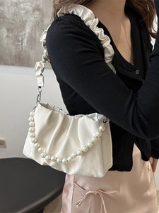 Elegante borsa a nuvola pieghettata con manico di perle e finitura in raso