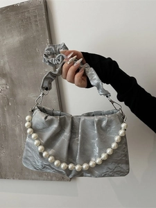 Borsa a nuvola argentata plissettata con catena di perle e finitura metallizzata
