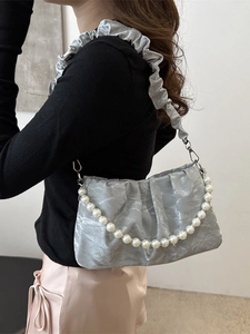 Borsa a spalla grigio chiaro increspata con catena di perle e tracolla a balze