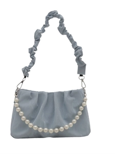 Elegante borsa a nuvola plissettata blu polvere con catena di perle e tracolla larga