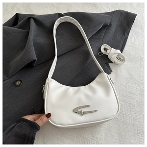 Detailsicht der weißen Ölwachs-Ledertasche mit silberner Sternschnalle und Gurt