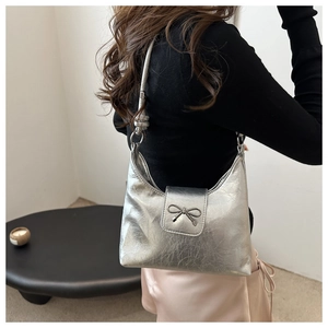 Sac à main argenté en similicuir avec boucle en nœud métallique et bandoulière nouée