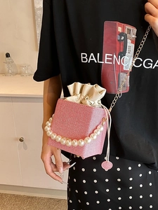 Sac seau rose à carreaux avec poignée en perles et bandoulière chaîne dorée