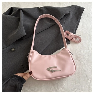 Detail der rosa Halbmond-Tasche mit silberner Sternschnalle und Gurtband