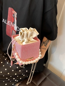 Mini sac boîte tissé rose avec anse en perles et chaîne dorée, style bandoulière élégant