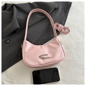 Detail der rosa Halbmond-Tasche mit silberner Sternschnalle und Gurt-Ansicht