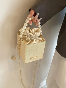Sac seau en paille tissée à la mode avec poignée en perles et bandoulière chaîne dorée