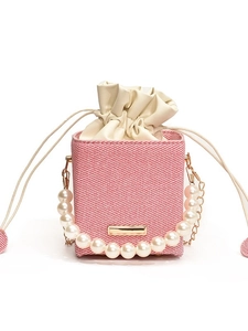 Sac seau en tweed rose avec poignée en perles et doublure à cordon sur fond blanc pur