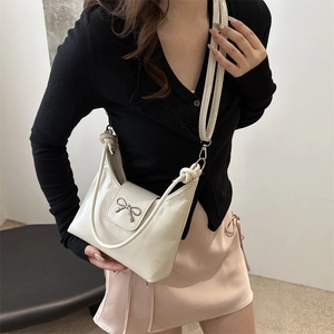 Sac sous le bras en cuir PU blanc crème brillant avec nœud en métal argenté et sangle