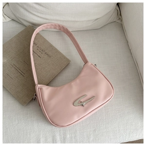 Nahaufnahme des silbernen Logos und der Textur auf der rosa Halbmond-Handtasche