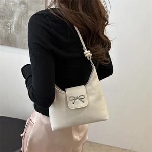 Sac sous les aisselles chic blanc crème avec nœud argenté et bandoulière nouée élégante