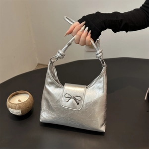 Sac demi-lune argenté plissé avec nœud noir et poignée nouée pour femmes