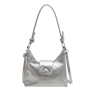 Sac seau en PU plissé argenté avec boucle nœud et double bandoulière tendance