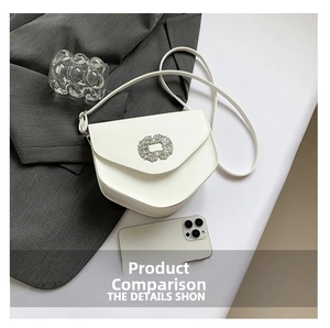 Gros plan du sac en cuir blanc avec boucle ronde en strass et fine bandoulière réglable