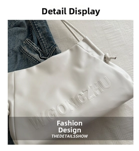 Dettaglio della borsa tote in pelle bianca con scritta WGONCZHU in rilievo e coulisse