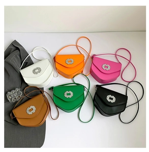 Vue à plat de petits sacs bandoulière en six couleurs avec boucles en strass brillants