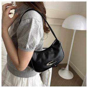 Detail der schwarzen Hobo-Tasche mit eleganter silberner Schnalle am Schultergurt