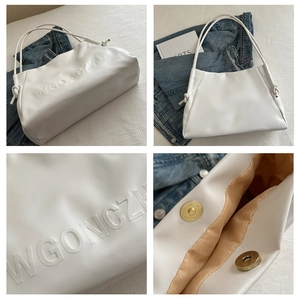 Dettaglio della borsa tote bianca in ecopelle con logo goffrato e chiusura magnetica