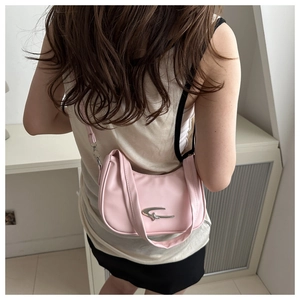 Nahaufnahme der rosa Mondsichel-Tasche mit silbernem Sternornament und Lederriemen