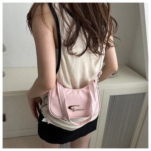 Detailansicht der rosa Achseltasche aus Ölwachsleder mit elegantem silbernen Metallbeschlag
