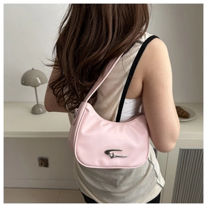 Rosa halbmondförmige Schultertasche am Model mit silberner Metallschnalle