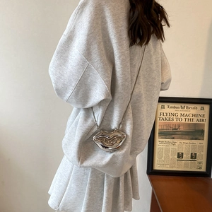 Mini borsa a tracolla in metallo a forma di labbra con catena su modella fashion