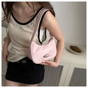 Rosafarbene Halbmond-Tasche mit Silberschnalle und modischen Doppel-Schultergurten