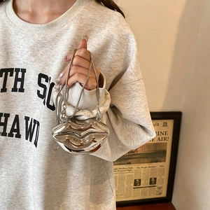 Mini borsa a tracolla alla moda in metallo argentato a forma di labbra con catena