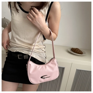 Rosa Halbmond-Hobo-Tasche mit silberner Schnalle und dünnem Riemen im Lifestyle-Ambiente