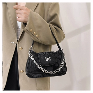 Sac sous le bras chic noir à texture marbrée, boucle papillon argentée et double bandoulière