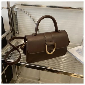 Dettaglio della borsa retrò marrone scuro con texture PU opaca e fibbia a D dorata