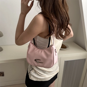 Schicke rosa Achseltasche aus Ölwachsleder für Damen mit silbernem Halbmond-Detail