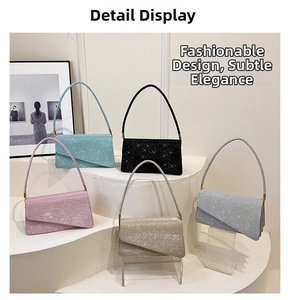 Mehrere Umschlag-Clutches in Pink, Blau, Schwarz, Gold und Silber ausgestellt