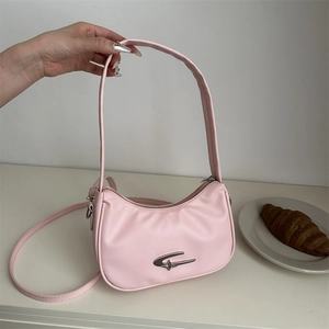 Rosa Crescent-Tasche aus glattem PU-Leder mit einer modernen silbernen Logo-Metallschnalle