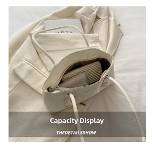 Vue de dessus du compartiment intérieur d'un grand sac cabas en cuir PU blanc cassé