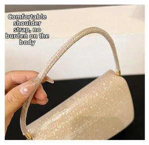 Nahaufnahme der glitzernden champagnerfarbenen Pailletten-Handtasche mit rundem Griff