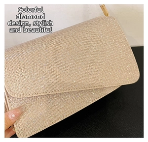 Detailansicht einer glitzernden Schultertasche mit bunten Strasssteinen und Goldverschluss
