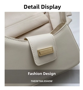 Detailansicht der cremefarbenen Schultertasche mit goldener Schließe und feinen Nähten